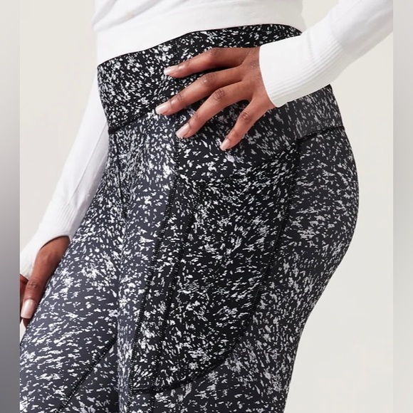 NEW Athleta Ultimate Stash Textured 7/8 Tight in Storm Texture Black - Picture 3 of 12